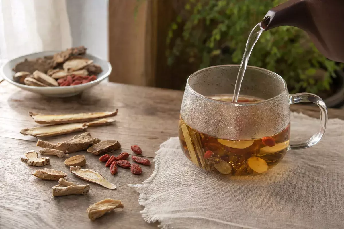 漢方藥材沖泡成琥珀色茶湯