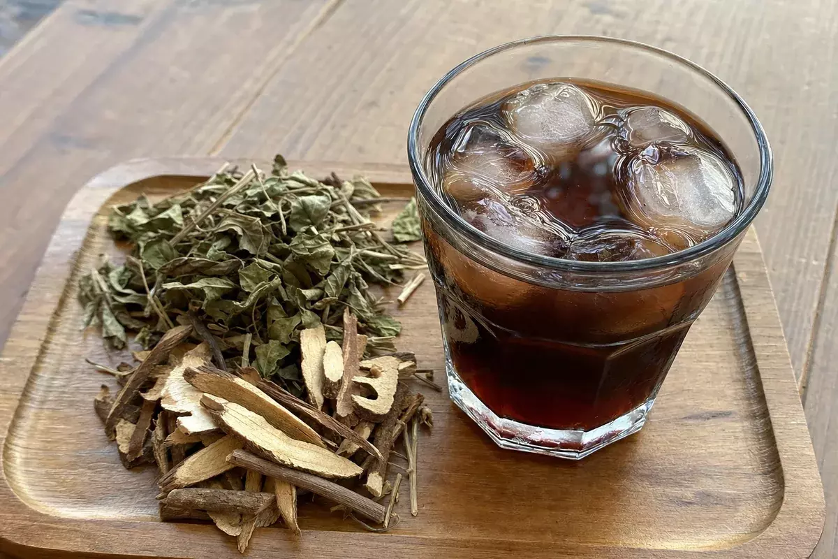 冰涼青草茶與青草原料