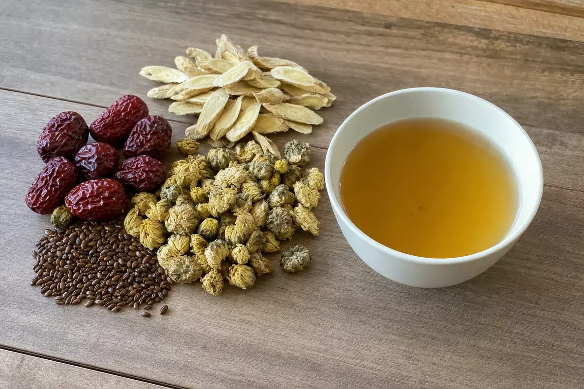 多種漢方養生藥材與沖好的養生茶