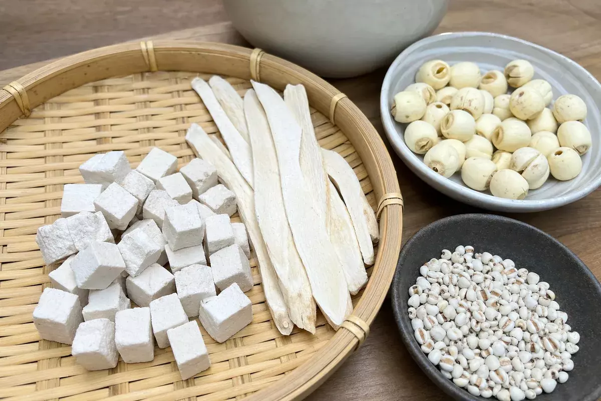 白色茯苓塊與四神湯藥材